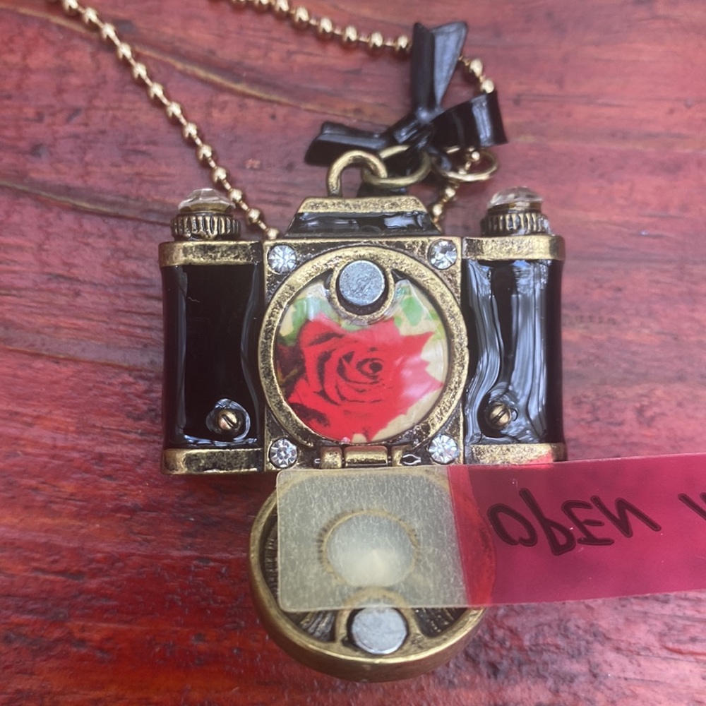 BETSEY JOHNSON CAMERA NECKLACE - Picture 5 of 7
